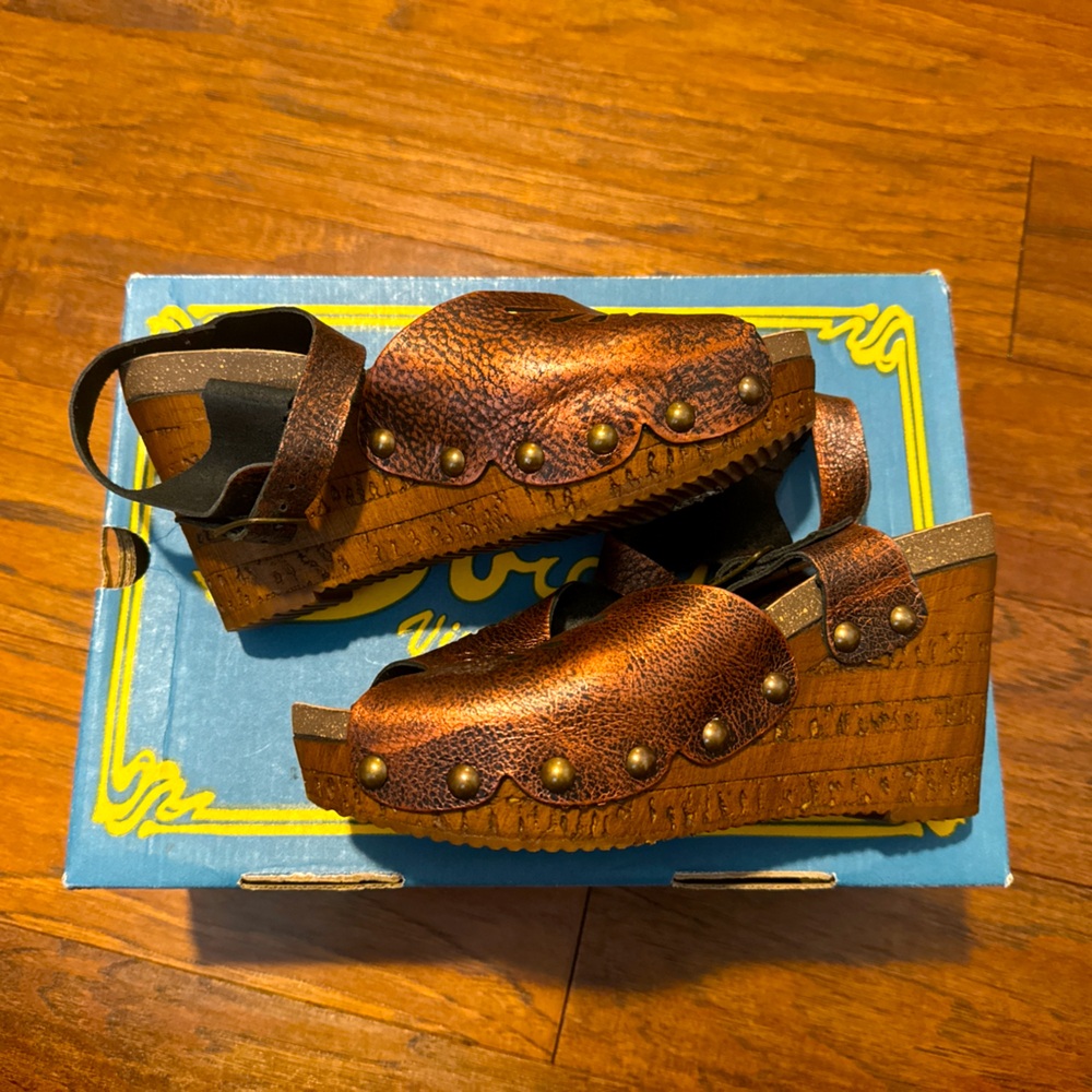 Sbicca Langsa Copper sandal (wedge).